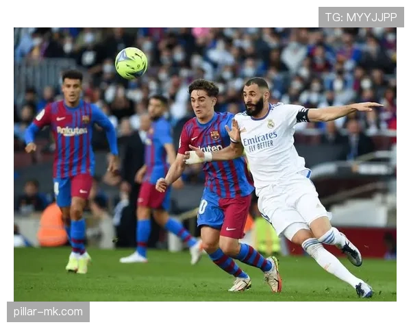 足球豪门巅峰对决：新王将至，谁主沉浮？